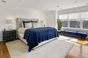 4 bedrooms, desk, iron/ironing board, WiFi