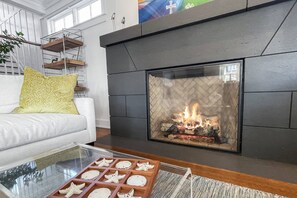 Interior - Premier Branford Waterside Property - Rooftop Deck, kayaks, water views, private office, patio (Branford)
