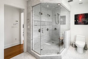 Dusche, Haartrockner, Handtücher, Shampoo