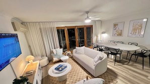 Smart TV - Waterfront at Mermaid (Mermaid Waters)