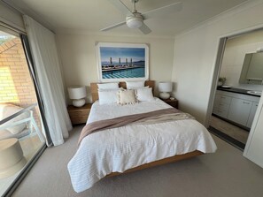 4 bedrooms, iron/ironing board, WiFi, bed sheets - Waterfront at Mermaid (Mermaid Waters)