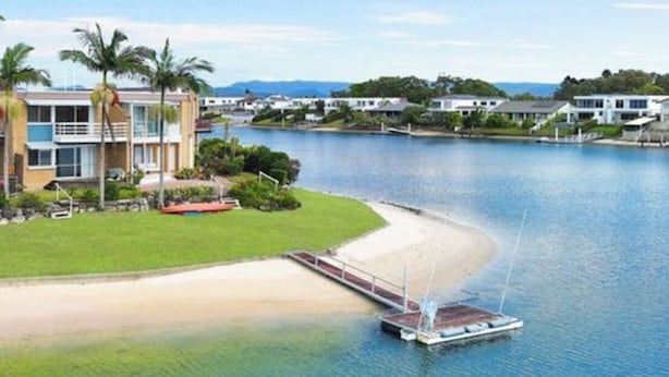 Beach nearby, sun-loungers - Waterfront at Mermaid (Mermaid Waters)