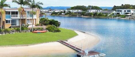 Playa en los alrededores y camastros