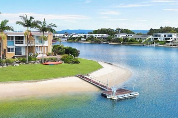Beach nearby, sun loungers