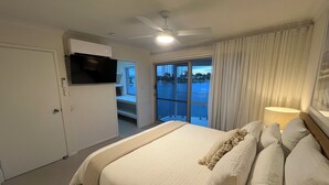 4 bedrooms, iron/ironing board, WiFi, bed sheets - Waterfront at Mermaid (Mermaid Waters)