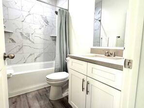 Suihku, hiustenkuivaaja, pyyhkeet