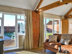 TV, fireplace - The Foldyard - UK46004 (Cranswick, near Driffield)