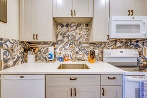Fridge, microwave, stovetop, dishwasher - Walk to Beach & Pier: Updated Abode in Rockport! (Rockport)