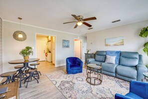 TV, books - Walk to Beach & Pier: Updated Abode in Rockport! (Rockport)