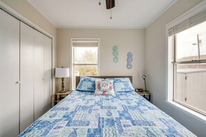 2 bedrooms, desk, iron/ironing board, travel crib - Walk to Beach & Pier: Updated Abode in Rockport! (Rockport)