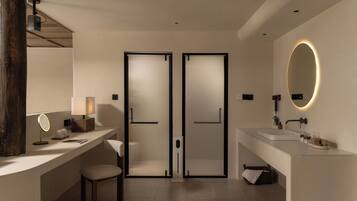 Une salle de bain moderne avec un meuble-lavabo, un miroir et des toilettes.