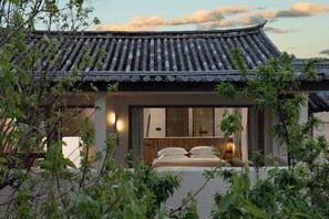 Chambre Simple Deluxe, 1 très grand lit, salle de bains privée, vue jardin