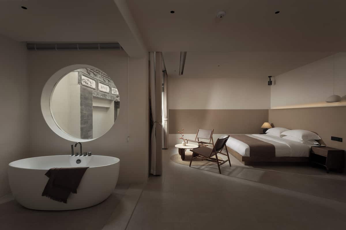 Comfort Single Room, 1 King Bed, Non Smoking, Private Bathroom | Free minibar, desk, laptop workspace, blackout curtains