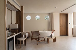 家庭雙人或雙床房, 多張床, 私人浴室, 花園景觀 | 免費迷你吧、書桌、筆電工作空間、遮光布/窗簾