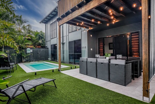 Outdoor dining - Dolphin Dreamin' with magnesium pool (Agnes Water)