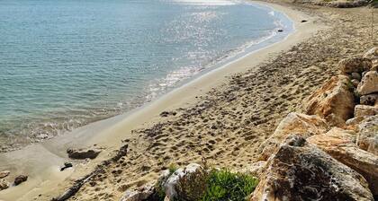 Apartment with terrace overlooking crystal clear sea. Parking space. Pets allowed
