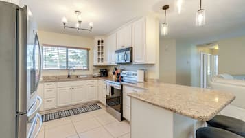 Frigorífic, microones, placa de cuina i rentaplats