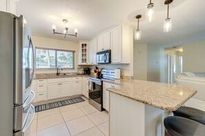 Jääkaappi, mikroaaltouuni, liesi, astianpesukone