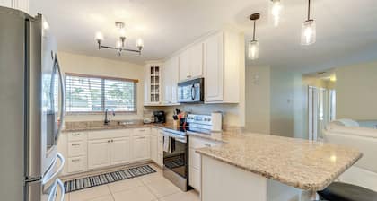 4 Mi to Warm Mineral Springs: Canal-Front Getaway