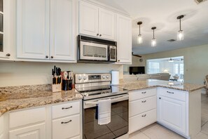 Fridge, microwave, stovetop, dishwasher