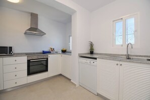 Frigorifero, forno, piano cottura, lavastoviglie