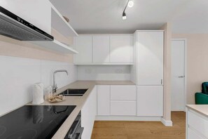 Refrigerador, horno, lavavajillas y cafetera y tetera 