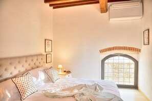 6 bedrooms, iron/ironing board, free WiFi, bed sheets