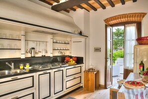 Fridge, microwave, stovetop, dishwasher - Villa Albizia: A characteristic and welcoming four-story apartment that is part of a villa surrounded by the greenery, with Free WI-FI. (Barberino Tavarnelle)