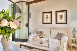 Interior - Villa Albizia: A characteristic and welcoming four-story apartment that is part of a villa surrounded by the greenery, with Free WI-FI. (Barberino Tavarnelle)