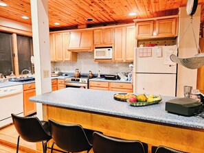 Mikrovågsugn, ugn, spishäll och diskmaskin