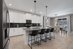 冷蔵庫、電子レンジ、オーブン、コンロ