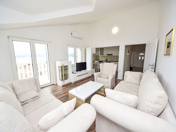 Picture Frame, Couch, Property, Furniture, Building, Interior Design, Living Room, Table, Studio Couch, Comfort