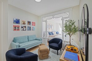 3 bedrooms, desk, iron/ironing board, travel cot