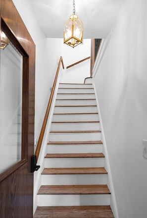 Interior - New! 3Bedroom GEM 15 minutes to NYC with Fast WiFi, AC, Sleeps 9 Guests (Jersey City)