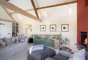 Fernseher, Kamin, Stereoanlage