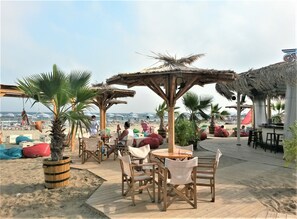 Outdoor dining - Seaside 1 BR Apartment with balcony, max 4 Guests (Sunny Beach)