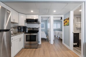 Fridge, oven, coffee/tea maker, blender