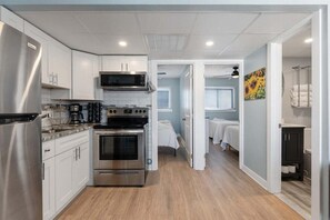 Frigorífico, horno, cafetera o tetera y licuadora