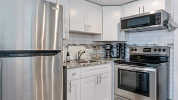 Refrigerador, horno, cafetera y tetera y licuadora