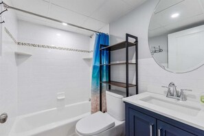 Secador de cabelo, toalhas de banho
