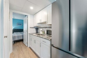 Frigorífico, cafetera o tetera y licuadora