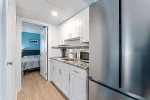 Frigorífico, cafetera o tetera y licuadora