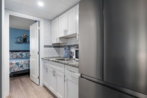 Fridge, coffee/tea maker, blender