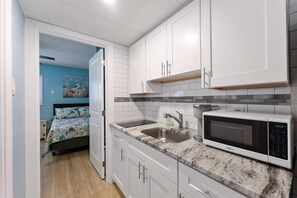 Fridge, coffee/tea maker, blender