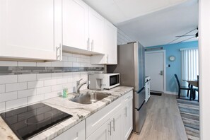 Fridge, coffee/tea maker, blender