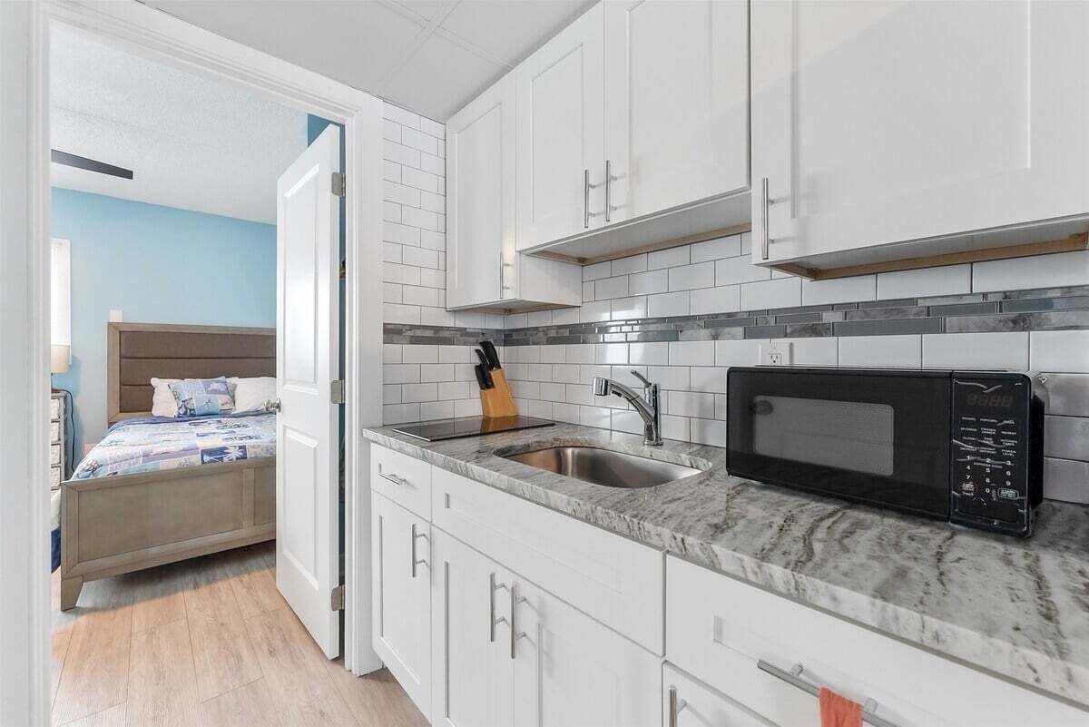 Kühlschrank, Mikrowelle, Herdplatte, Wasserkocher mit Kaffee-/Teezubehör