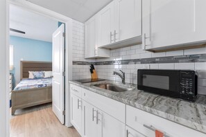 Een koelkast, een koffiezetapparaat/waterkoker, een blender