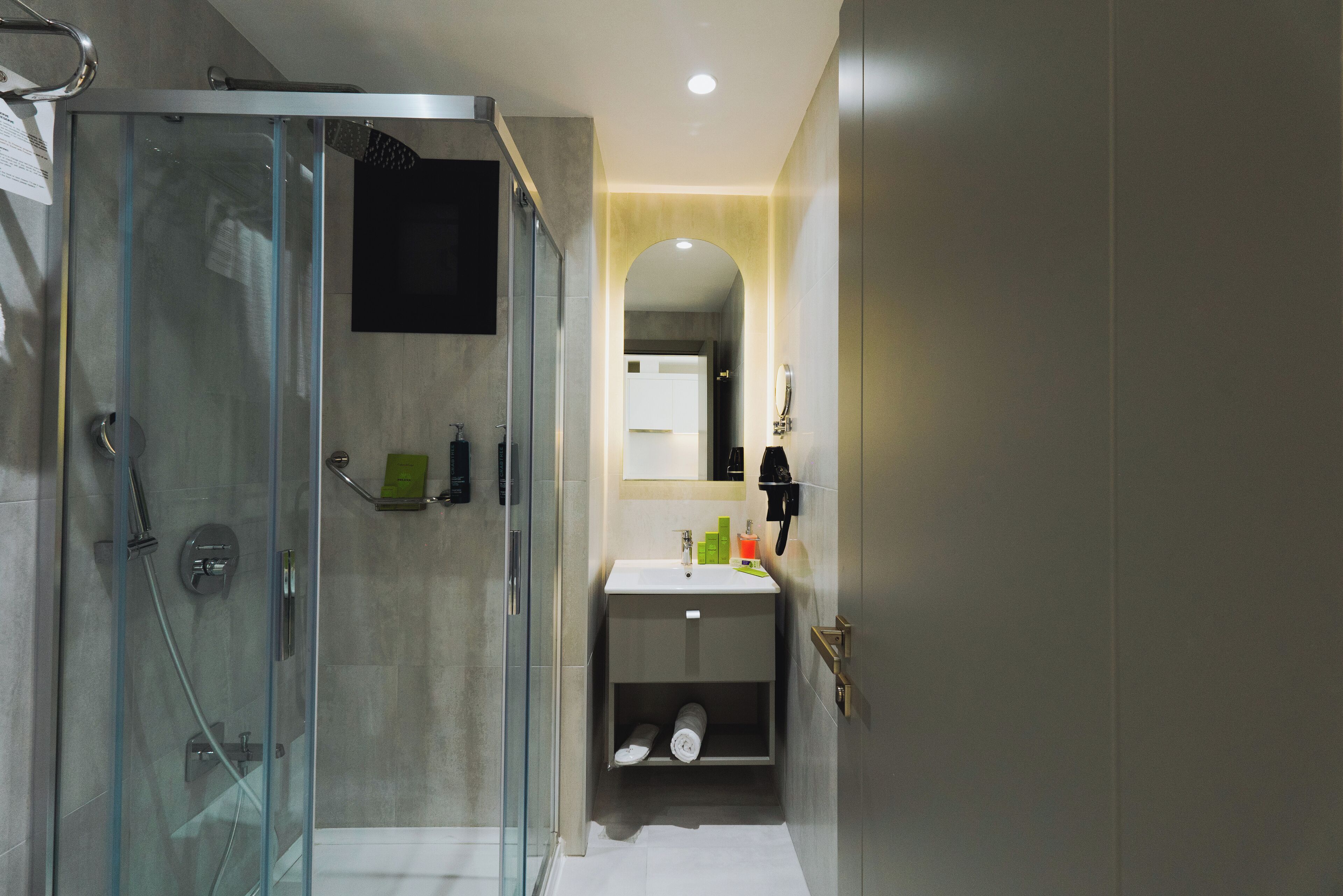 Deluxe Room, Balcony, Garden View | Bathroom