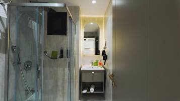 Deluxe Room, Balcony, Garden View | Bathroom | Slippers