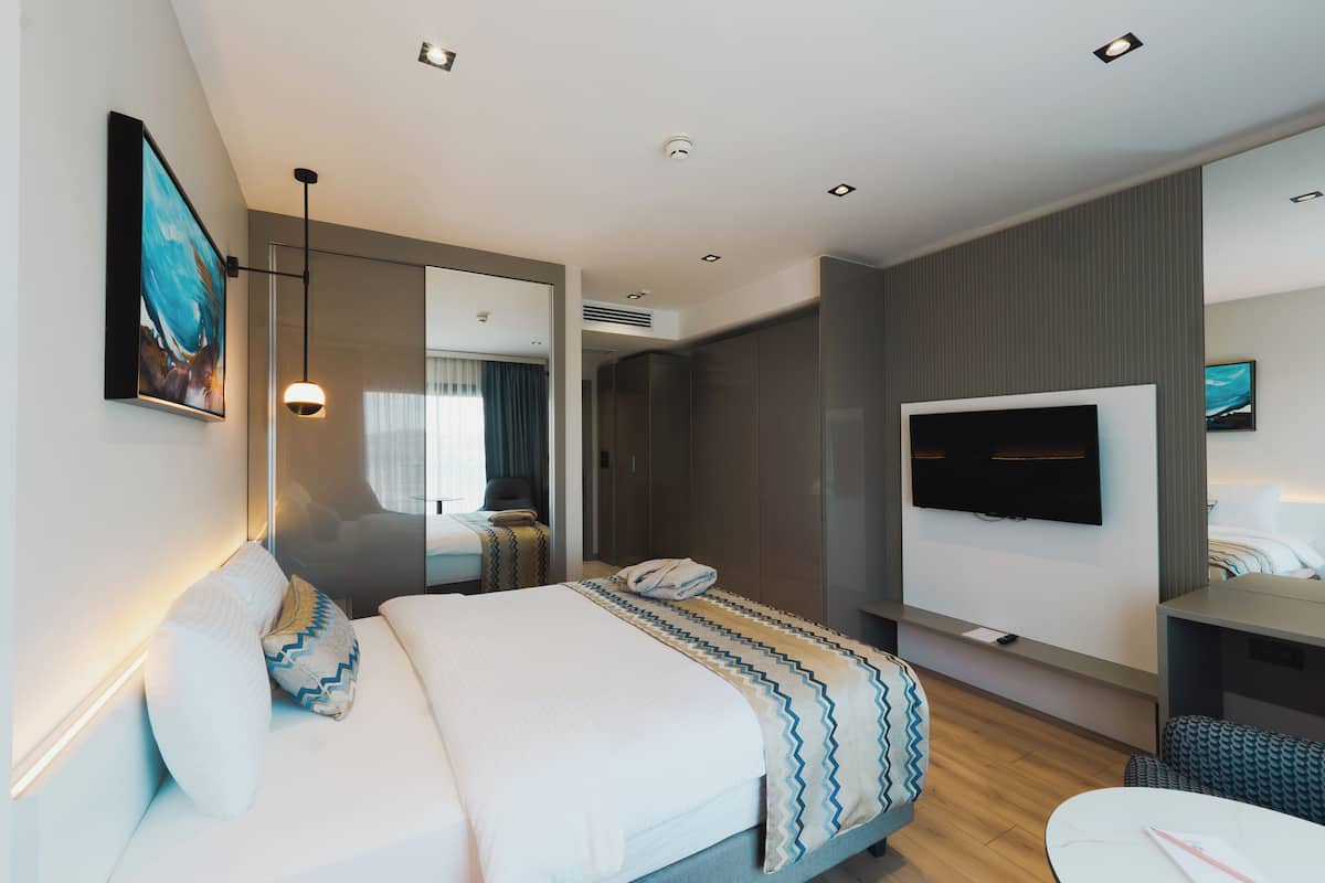 Standard Room | In-room safe, soundproofing, free WiFi